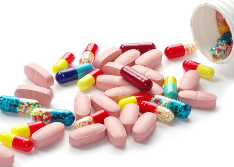 Tây y điều trị bệnh bằng phác đồ kết hợp kháng sinh và thuốc đặc trị