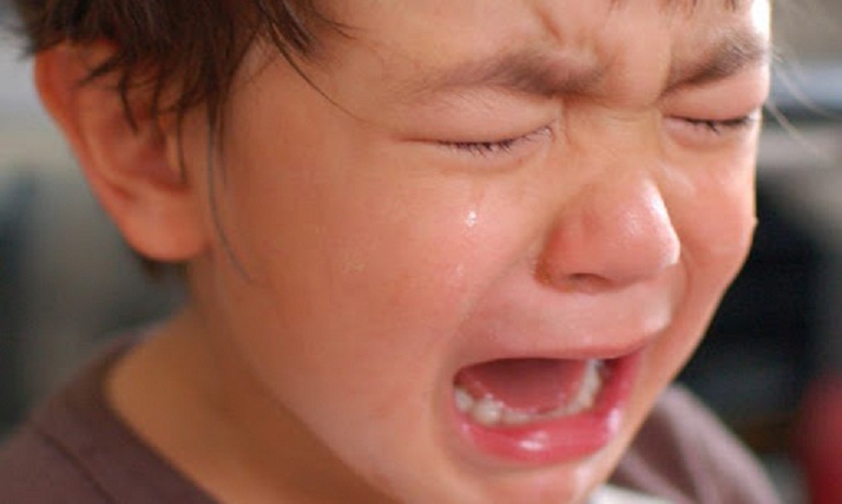 Trẻ khó chịu, quấy khóc khi bị sa trực tràng